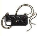 Luxe quilted telefoonhoesje met pasjeshouder van BeBeauty - vooraanzicht met ketting